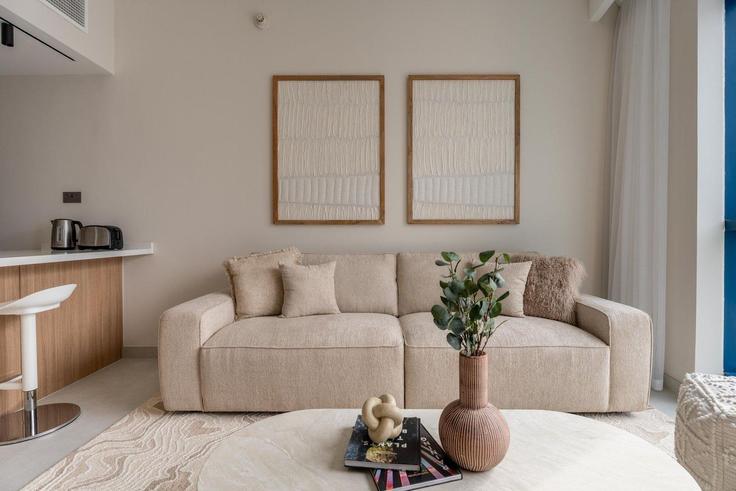 Dubai Al Thanyah FifthのBuilding Tariaq Bedon Esm - guestready-dxb - 1502264のアパートメントにある、モダンな家具を備えたエレガントなデザインのリビングルーム