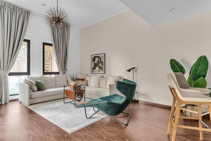 Salle de séjour élégante avec mobilier moderne dans un appartement à Building Tariaq Bedon Esm - guestready-dxb - 1502248 à Burj Khalifa, Dubai