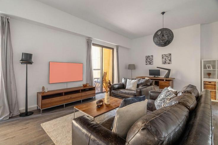 Dubai Dubai MarinaのBuilding Al Gharbi Street - guestready-dxb - 1502341のアパートメントにある、モダンな家具を備えたエレガントなデザインのリビングルーム