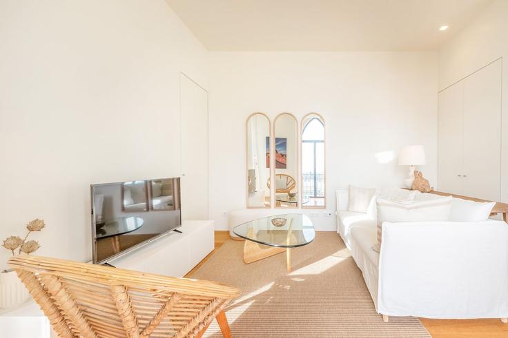 Sala de estar elegantemente projetada com móveis modernos em um apartamento no Building Largo Conde das Alcáçovas 1, Paço de Arcos, Portugal - guestready-pt - 1600321 em Oeiras, Paço de Arcos & Caxias, Paço de Arcos