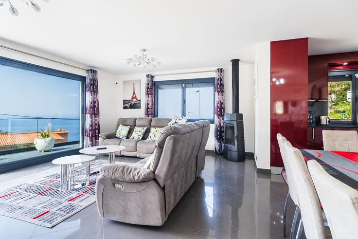 Salle de séjour élégante avec mobilier moderne dans un appartement à Building R. Justino Gonçalves de Andrade 82, Campanario, Portugal - guestready-pt - 1599615 à Campanário, Campanário