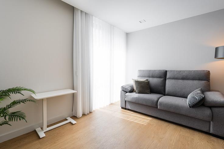 Salle de séjour élégante avec mobilier moderne dans un appartement à Building Rua Luis G. Carvalho 13, Aveiro, Portugal - guestready-pt - 1599939 à Vera Cruz, Aveiro Salle de séjour élégante avec mobilier moderne dans un appartement à Building Rua Luis G. Carvalho 13, Aveiro, Portugal - guestready-pt - 1599939 à Vera Cruz, Aveiro