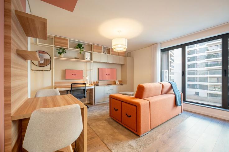 Elegant gestaltetes Wohnzimmer mit moderner Einrichtung in einer Wohnung im Building Rua E do Pual - guestready-pt - 1382450 in Lumiar, Lisbon