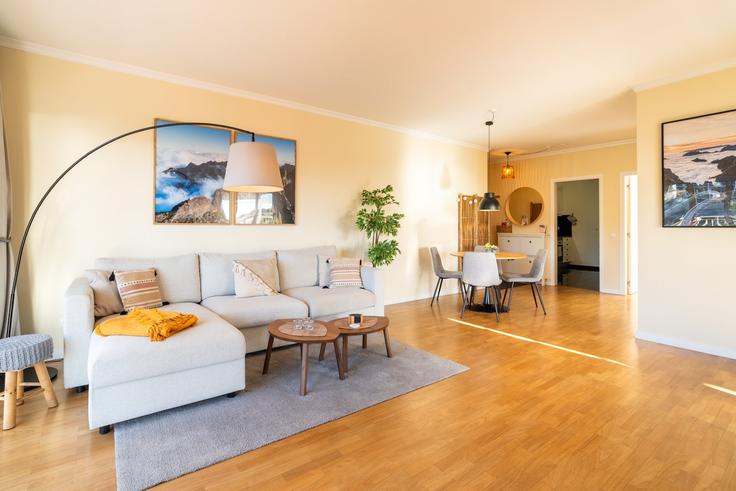 Elegante sala de estar con mobiliario moderno en un apartamento en Building Caminho da Penteada 34, Funchal, Portugal - guestready-pt - 1599936 en São Roque, Funchal Elegante sala de estar con mobiliario moderno en un apartamento en Building Caminho da Penteada 34, Funchal, Portugal - guestready-pt - 1599936 en São Roque, Funchal