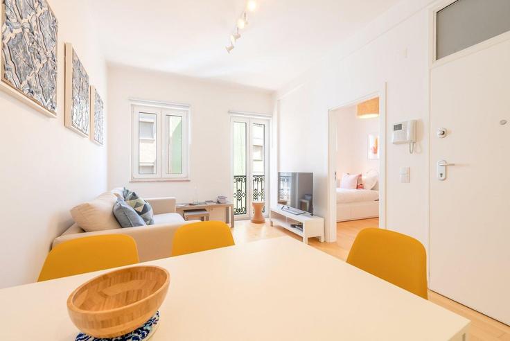 Elegant gestaltetes Wohnzimmer mit moderner Einrichtung in einer Wohnung im Building Travessa Senhora Glória - guestready-pt - 1371873 in São Vicente, Lisbon