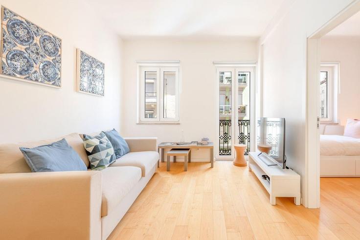 Elegant gestaltetes Wohnzimmer mit moderner Einrichtung in einer Wohnung im Building Travessa Senhora Glória - guestready-pt - 1371873 in São Vicente, Lisbon