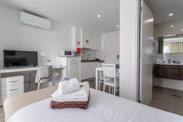 Building Rua do Passal - guestready-pt - 1386866 adresindeki bir dairede modern mobilyalarla zarif bir şekilde tasarlanmış oturma odası São Sebastião, Ponta Delgada Building Rua do Passal - guestready-pt - 1386866 adresindeki bir dairede modern mobilyalarla zarif bir şekilde tasarlanmış oturma odası São Sebastião, Ponta Delgada