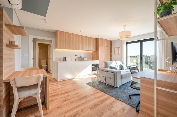 Lisbon LumiarのBuilding Rua E do Pual - guestready-pt - 1382446のアパートメントにある、モダンな家具を備えたエレガントなデザインのリビングルーム