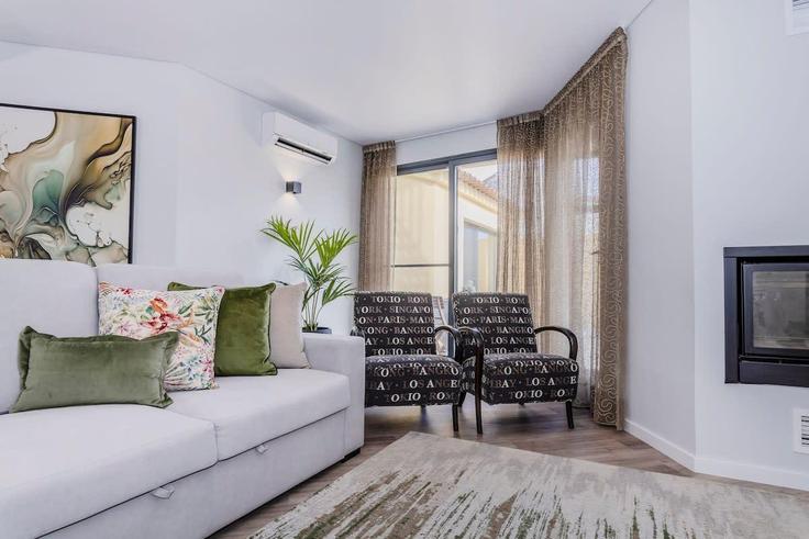 Building Rua do Castilho - guestready-pt - 1386879 adresindeki bir dairede modern mobilyalarla zarif bir şekilde tasarlanmış oturma odası São Sebastião, Ponta Delgada Building Rua do Castilho - guestready-pt - 1386879 adresindeki bir dairede modern mobilyalarla zarif bir şekilde tasarlanmış oturma odası São Sebastião, Ponta Delgada