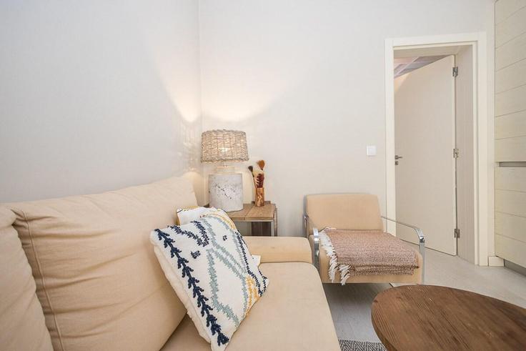 Elegant gestaltetes Wohnzimmer mit moderner Einrichtung in einer Wohnung im Building Rua de Fábrica - guestready-pt - 1510391 in Vila Nova de Cacela, Vila Nova de Cacela