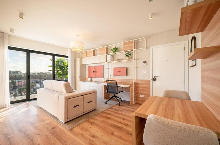 Elegante sala de estar con mobiliario moderno en un apartamento en Building Rua E do Pual - guestready-pt - 1382444 en Lumiar, Lisbon