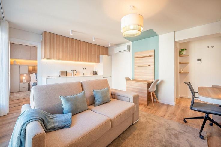 Building Rua E do Pual - guestready-pt - 1382447 adresindeki bir dairede modern mobilyalarla zarif bir şekilde tasarlanmış oturma odası Lumiar, Lisbon