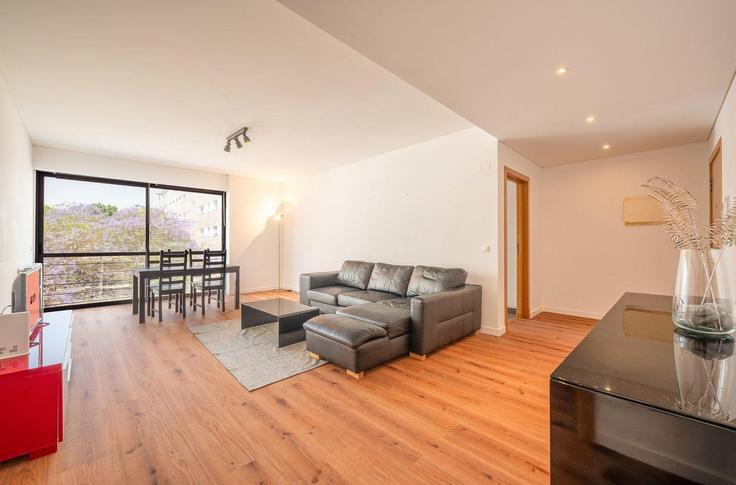 Building Rua das Galés - guestready-pt - 1374620 adresindeki bir dairede modern mobilyalarla zarif bir şekilde tasarlanmış oturma odası Parque das Nações, Lisbon