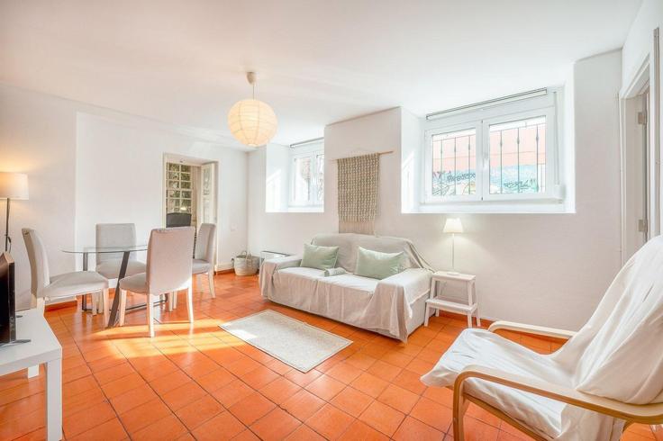 Elegante sala de estar con mobiliario moderno en un apartamento en Building Largo da Oliveirinha - guestready-pt - 1371832 en Santo António, Lisbon