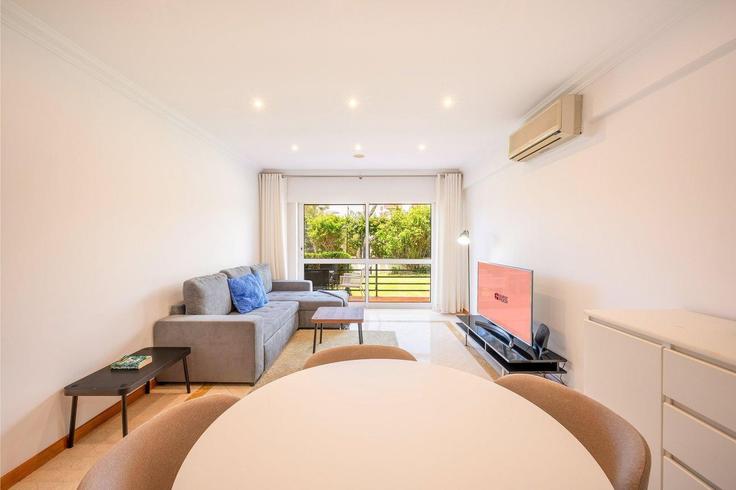 Sala de estar elegantemente projetada com móveis modernos em um apartamento no Building Avenida Manuel Júlio Carvalho e Costa - guestready-pt - 1374623 em Cascais e Estoril, Cascais Sala de estar elegantemente projetada com móveis modernos em um apartamento no Building Avenida Manuel Júlio Carvalho e Costa - guestready-pt - 1374623 em Cascais e Estoril, Cascais