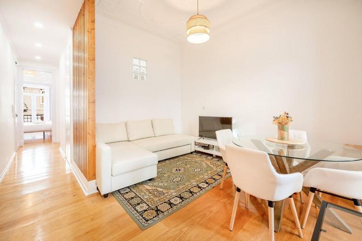 Elegant gestaltetes Wohnzimmer mit moderner Einrichtung in einer Wohnung im Building Rua Morais Soares - guestready-pt - 1374639 in Penha de França, Lisbon