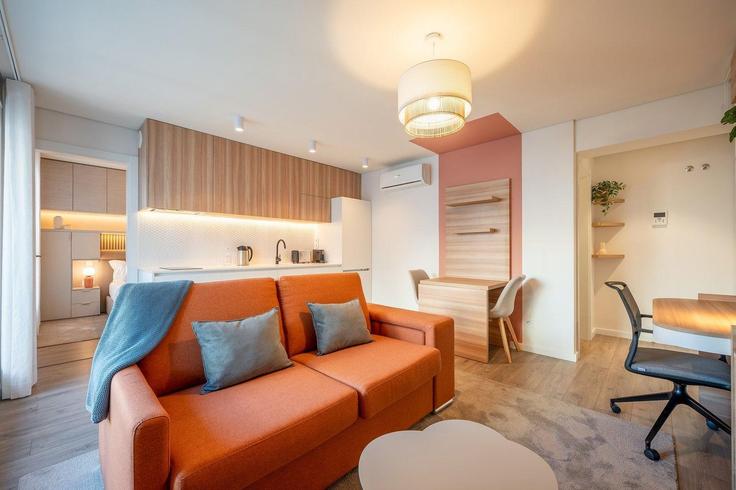 Building Rua E do Pual - guestready-pt - 1382450 adresindeki bir dairede modern mobilyalarla zarif bir şekilde tasarlanmış oturma odası Lumiar, Lisbon