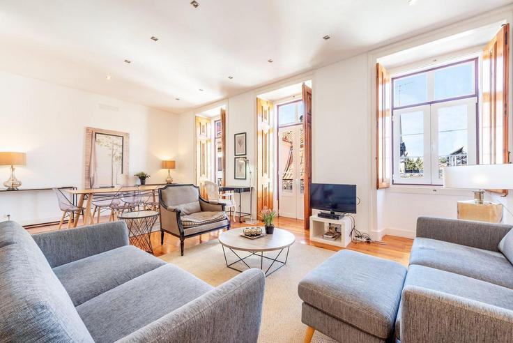 Salle de séjour élégante avec mobilier moderne dans un appartement à Building Rua de Santo António da Glória - guestready-pt - 1371877 à Santo António, Lisbon