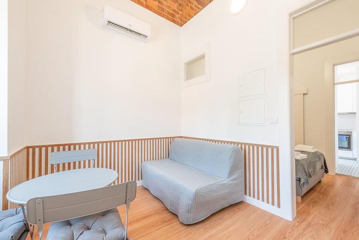 Ajuda, Lisbon 소재 Building Rua do Jardim Botânico - guestready-pt - 1371845 유닛에 마련된, 현대적인 가구로 꾸며진 우아한 디자인의 거실