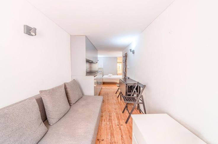 Elegant gestaltetes Wohnzimmer mit moderner Einrichtung in einer Wohnung im Building Rua das Madres - guestready-pt - 1371850 in Estrela, Lisbon Elegant gestaltetes Wohnzimmer mit moderner Einrichtung in einer Wohnung im Building Rua das Madres - guestready-pt - 1371850 in Estrela, Lisbon
