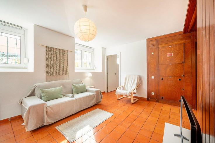 Elegant gestaltetes Wohnzimmer mit moderner Einrichtung in einer Wohnung im Building Largo da Oliveirinha - guestready-pt - 1371832 in Santo António, Lisbon Elegant gestaltetes Wohnzimmer mit moderner Einrichtung in einer Wohnung im Building Largo da Oliveirinha - guestready-pt - 1371832 in Santo António, Lisbon