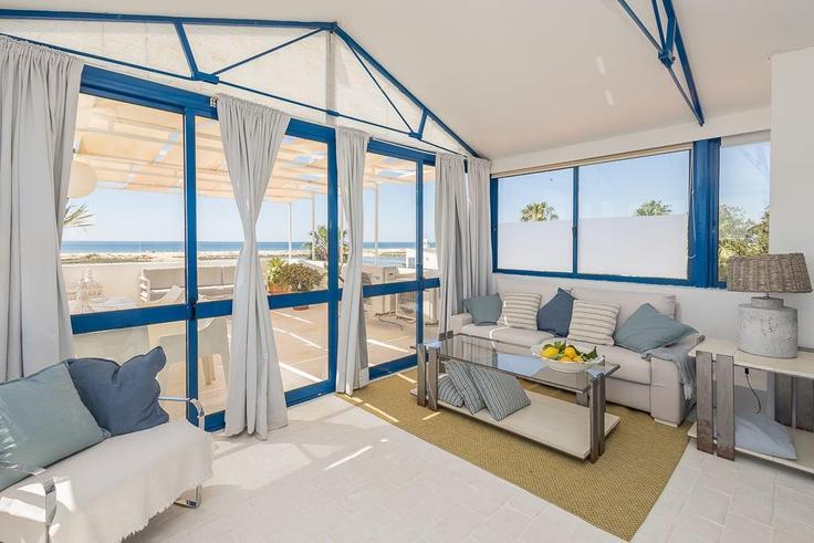 Elegant gestaltetes Wohnzimmer mit moderner Einrichtung in einer Wohnung im Building Rua de Fábrica - guestready-pt - 1510388 in Vila Nova de Cacela, Vila Nova de Cacela