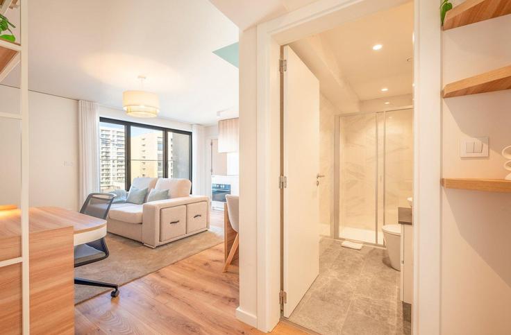 Lisbon LumiarのBuilding Rua E do Pual - guestready-pt - 1382447のアパートメントにある、モダンな家具を備えたエレガントなデザインのリビングルーム