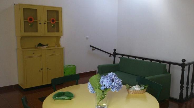 Salle de séjour élégante avec mobilier moderne dans un appartement à Building Rua da Boavista - guestready-pt - 1386847 à São Sebastião, Ponta Delgada