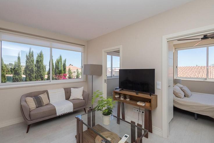 Elegant gestaltetes Wohnzimmer mit moderner Einrichtung in einer Wohnung im Building Rua de Fábrica - guestready-pt - 1510409 in Vila Nova de Cacela, Vila Nova de Cacela