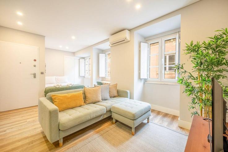 Lisbon MisericórdiaのBuilding Travessa do Marquês de Sampaio - guestready-pt - 1371880のアパートメントにある、モダンな家具を備えたエレガントなデザインのリビングルーム