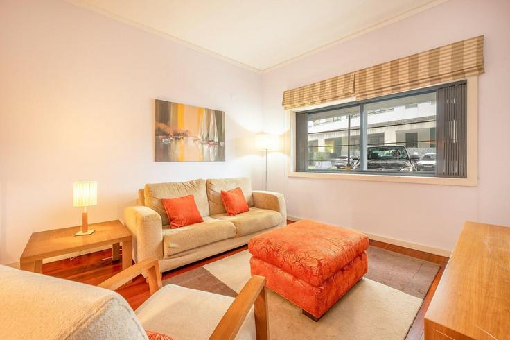 Building Passeio das Garças - guestready-pt - 1371836 adresindeki bir dairede modern mobilyalarla zarif bir şekilde tasarlanmış oturma odası Parque das Nações, Lisbon