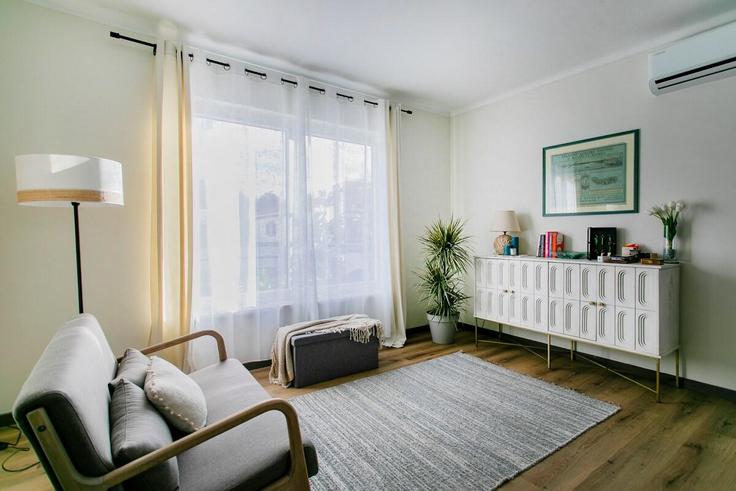 Sala de estar elegantemente projetada com móveis modernos em um apartamento no Building Rua da Boa Vista - guestready-pt - 1386885 em Livramento, São Roque Sala de estar elegantemente projetada com móveis modernos em um apartamento no Building Rua da Boa Vista - guestready-pt - 1386885 em Livramento, São Roque