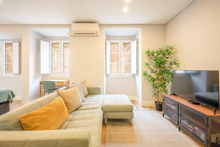 Sala de estar elegantemente projetada com móveis modernos em um apartamento no Building Travessa do Marquês de Sampaio - guestready-pt - 1371880 em Misericórdia, Lisbon Sala de estar elegantemente projetada com móveis modernos em um apartamento no Building Travessa do Marquês de Sampaio - guestready-pt - 1371880 em Misericórdia, Lisbon