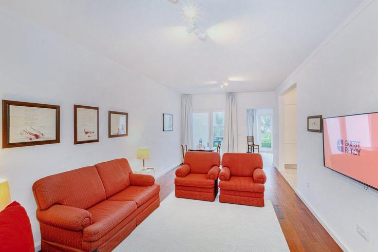 Building Rua Nova do Visconde - guestready-pt - 1386825 adresindeki bir dairede modern mobilyalarla zarif bir şekilde tasarlanmış oturma odası São Pedro, Ponta Delgada Building Rua Nova do Visconde - guestready-pt - 1386825 adresindeki bir dairede modern mobilyalarla zarif bir şekilde tasarlanmış oturma odası São Pedro, Ponta Delgada