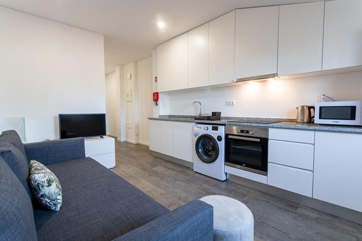 Building Rua do Passal - guestready-pt - 1386869 adresindeki bir dairede modern mobilyalarla zarif bir şekilde tasarlanmış oturma odası São Sebastião, Ponta Delgada Building Rua do Passal - guestready-pt - 1386869 adresindeki bir dairede modern mobilyalarla zarif bir şekilde tasarlanmış oturma odası São Sebastião, Ponta Delgada