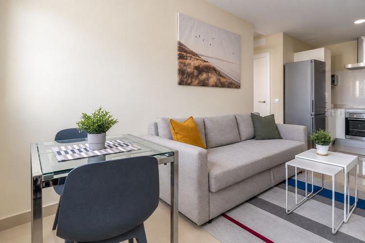 Salle de séjour élégante avec mobilier moderne dans un appartement à Building Calle Secretario Padilla - guestready-sp - 1509991 à Las Palmas de Gran Canaria, Las Palmas de Gran Canaria