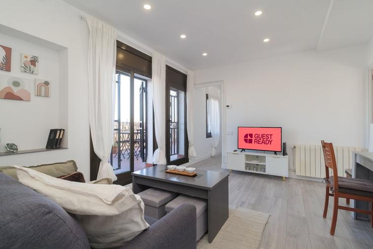 Elegante sala de estar con mobiliario moderno en un apartamento en Building Carrer de la Riera Alta - guestready-sp - 1510061 en Ciutat Vella, Barcelona