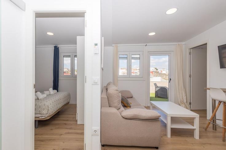 Salle de séjour élégante avec mobilier moderne dans un appartement à Building Calle San Juan - guestready-sp - 1509851 à El Puerto de Santa María, El Puerto de Santa María