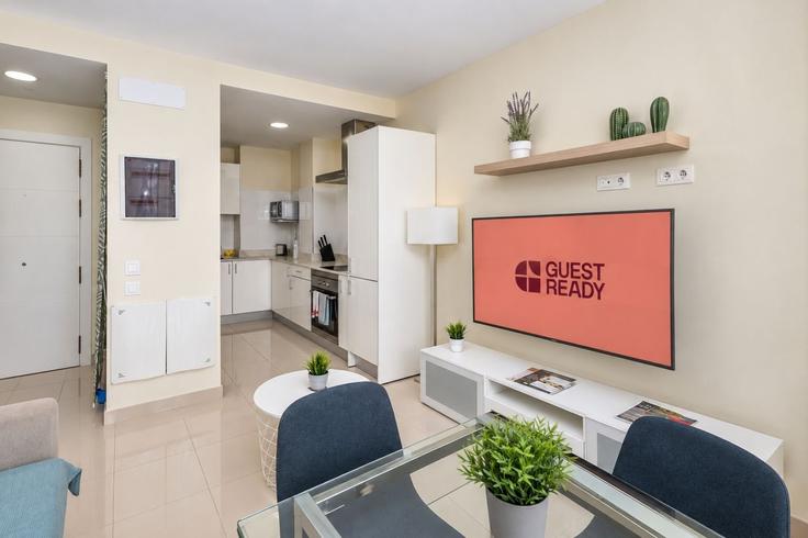 Salle de séjour élégante avec mobilier moderne dans un appartement à Building Calle Secretario Padilla - guestready-sp - 1509992 à Las Palmas de Gran Canaria, Las Palmas de Gran Canaria