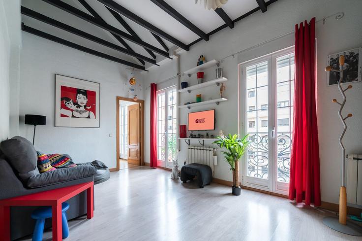 Building Calle de Goya - guestready-sp - 1509910 adresindeki bir dairede modern mobilyalarla zarif bir şekilde tasarlanmış oturma odası Salamanca, Madrid