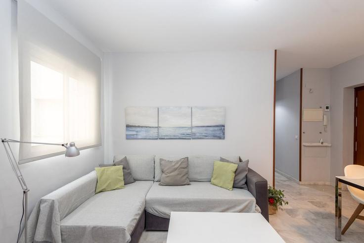 Salle de séjour élégante avec mobilier moderne dans un appartement à Building C. Luna, 57, 11500 El Puerto de Sta María, Cádiz, España - guestready-sp - 1598985 à El Puerto de Santa María, El Puerto de Santa María