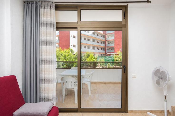 Maspalomas, Maspalomas에 위치한 Building Avenida de Italia - guestready-sp - 1509884 유닛의 세련된 인테리어가 돋보이는 거실