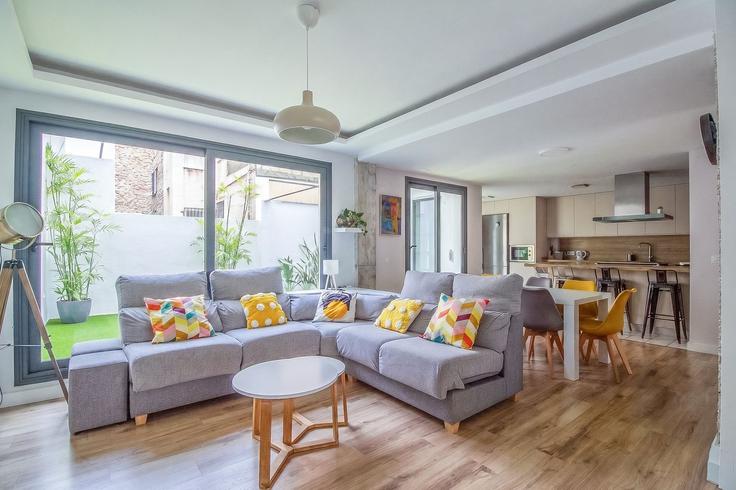Salle de séjour élégante avec mobilier moderne dans un appartement à Building Avenida de Cádiz - guestready-sp - 1509930 à El Puerto de Santa María, El Puerto de Santa María