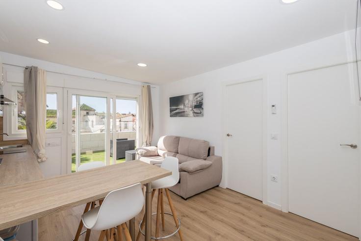 Salle de séjour élégante avec mobilier moderne dans un appartement à Building Calle San Juan - guestready-sp - 1509850 à El Puerto de Santa María, El Puerto de Santa María