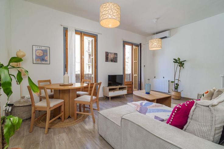 Salle de séjour élégante avec mobilier moderne dans un appartement à Building Carrer de la Mare de Déu del Remei - guestready-sp - 1510205 à Sants-Montjuïc, Barcelona