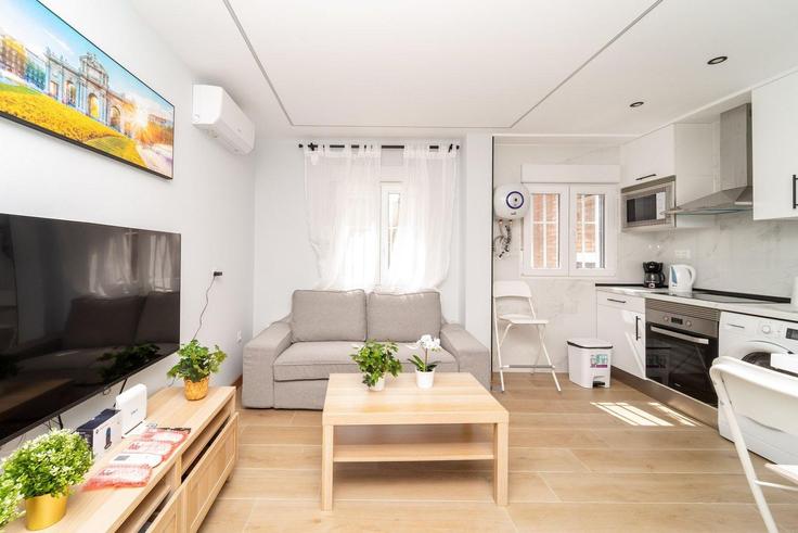 Elegante sala de estar con mobiliario moderno en un apartamento en Building Calle de la Esfinge - guestready-sp - 1510078 en San Blas, Madrid
