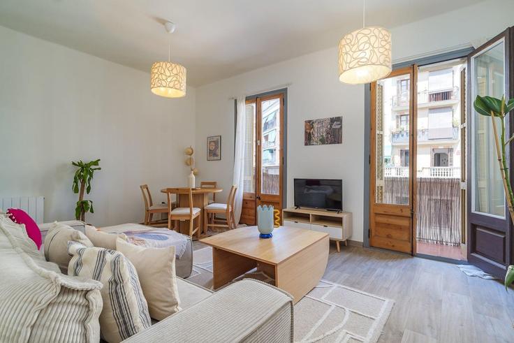 Sala de estar elegantemente projetada com móveis modernos em um apartamento no Building Carrer de la Mare de Déu del Remei - guestready-sp - 1510205 em Sants-Montjuïc, Barcelona