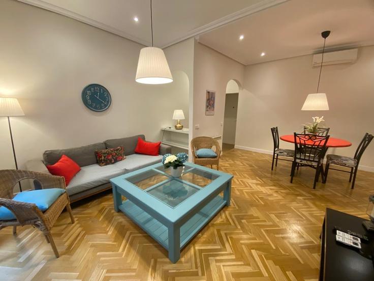 Sala de estar elegantemente projetada com móveis modernos em um apartamento no Building Calle del Conde de Lemos - guestready-sp - 1510196 em Centro, Madrid