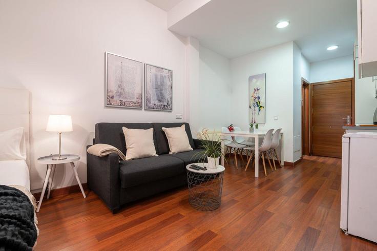 Building Travesía del Horno de la Mata - guestready-sp - 1510050 adresindeki bir dairede modern mobilyalarla zarif bir şekilde tasarlanmış oturma odası Centro, Madrid