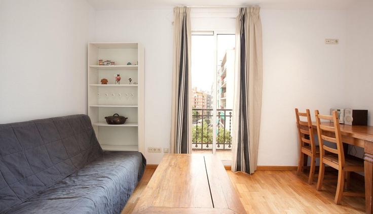 Sala de estar elegantemente projetada com móveis modernos em um apartamento no Building Carrer del Taquígraf Serra - guestready-sp - 1510213 em Les Corts, Barcelona